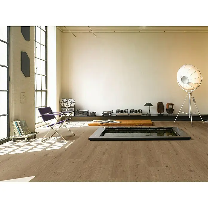 Parador Designbodenmuster Modular ONE Eiche Atmosphere umbra - 200 x 194 x 8 mm, Landhausdiele - Ein Zimmer mit einem klaren Laminatboden, der die moderne Ästhetik des Raumes betont und ein Gefühl von Weite und Helligkeit vermittelt.