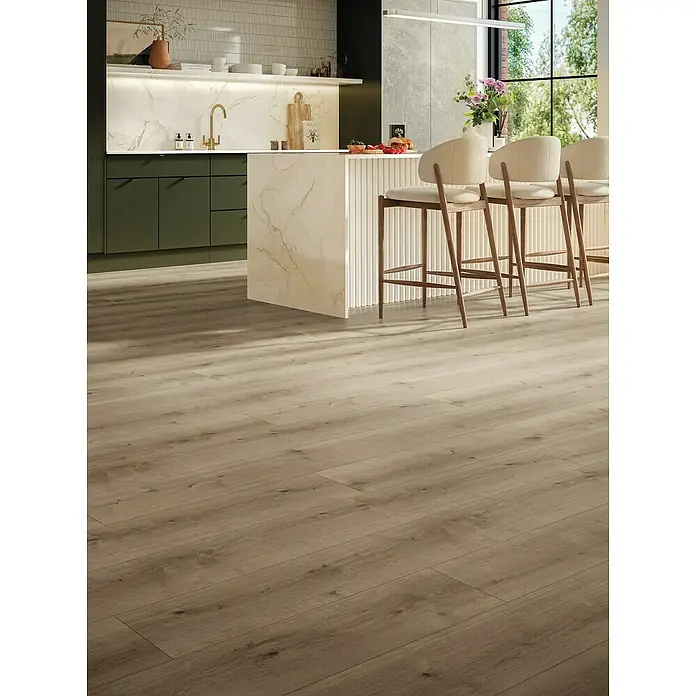 Parador Designbodenmuster Modular ONE Eiche Pure perlgrau - 200 x 194 x 8 mm, Landhausdiele, Eiche Pure perlgrau - Elegantes Kücheninterieur mit hellem Holzboden, der Wärme und natürliche Schönheit in den Raum bringt.