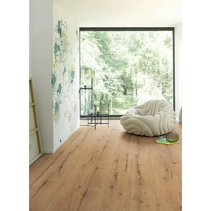 Parador Designbodenmuster Modular ONE Eiche Helios natur - 200 x 194 x 8 mm, Landhausdiele, Eiche Helios natur 1 - Ein gemütlicher Raum mit einem hellen Holzboden, einem modernen Sessel und einem grossen Fenster mit Blick auf einen üppigen Garten.