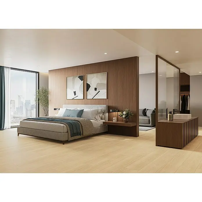 Parador Designbodenmuster Modular ONE Eiche Artemis natur - 200 x 235 x 8 mm, Landhausdiele - Geräumiges Schlafzimmer-Interieur mit Doppelbett, moderner Einrichtung und großem Fenster, das eine atemberaubende Aussicht bietet.
