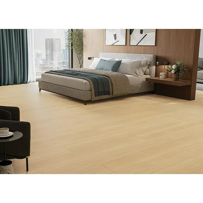Parador Designboden Modular One - Eiche Artemis natur, Landhausdiele, 2.200 x 235 x 8 mm - Einladendes Schlafzimmer mit hellem Holzboden, der Wärme und Eleganz ausstrahlt. Das Bett und die Einrichtung sind stilvoll abgestimmt.