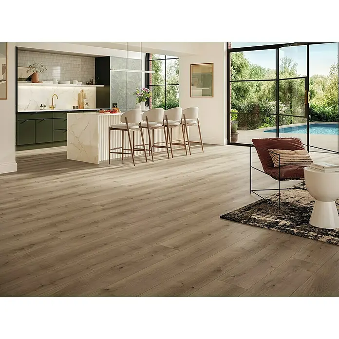 Parador Designboden Modular One - Eiche Pure perlgrau, Landhausdiele, 2.200 x 235 x 8 mm - Einladender Raum mit einem Vinylboden in Holzoptik, der Wärme und Eleganz in Küche und Wohnbereich bringt.