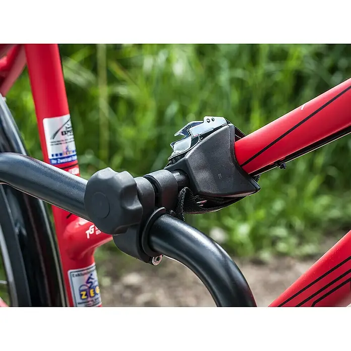 Eufab Rahmenhalter - Kurz, Durchmesser: 30 mm - 8,5 mm, 10,5 cm - Nahaufnahme einer Fahrradanhängerkupplung, die an einem roten Fahrrad befestigt ist und die Befestigung und das Zubehör hervorhebt.