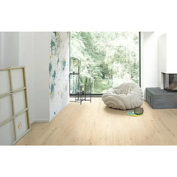Parador Designbodenmuster Modular ONE Eiche Atmosphere geschliffen - 200 x 194 x 8 mm, Landhausdiele, Eiche Atmosphere geschliffen - Ein modernes Wohnzimmer mit einem hellen Holzboden, einem Sessel und einer Stehlampe. Das Zimmer hat große Fenster mit Blick auf den Wald.