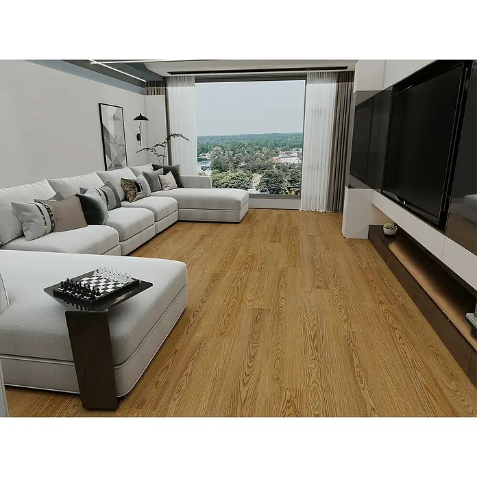 Suelo vinílico SPC Teide - 1.220 x 182 x 7 mm, Marrón, Resistente al agua - Un elegante salón con un sofá grande, un tablero de ajedrez en una mesa auxiliar y un mueble de TV moderno. Los colores claros dominan.