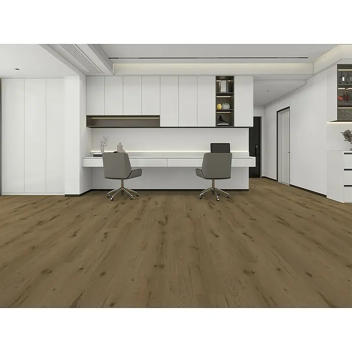 Suelo vinílico SPC Fuji - 1.220 x 182 x 7 mm, Marrón, Resistente al agua - Una habitación moderna con muebles de oficina y un suelo de aspecto madera que crea un ambiente cálido y natural.