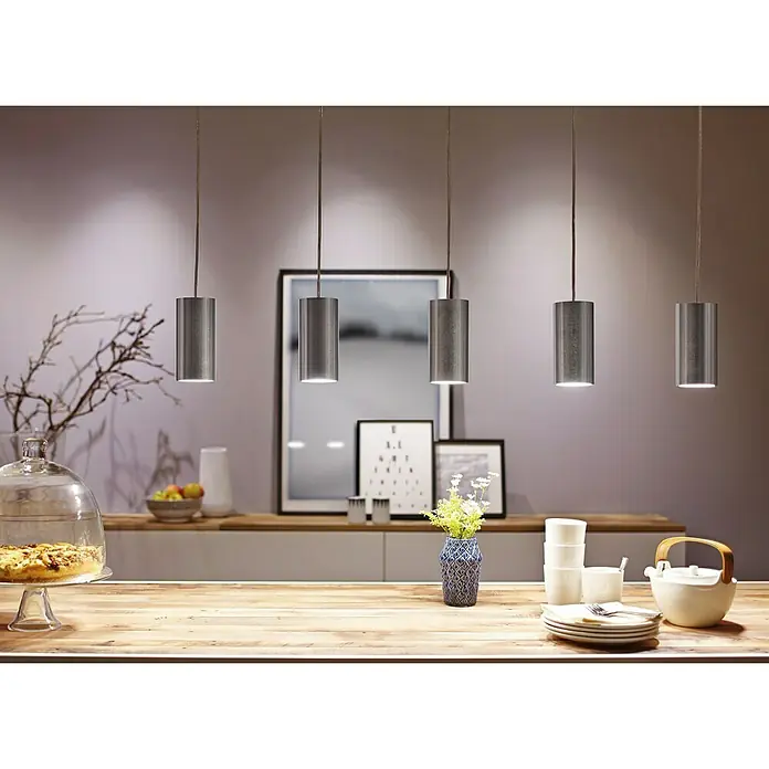 Paulmann URail LED-Pendelleuchte Barrel - 6 W, Lichtfarbe: Warmweiß, Höhe: 135 cm - Moderne Küchenbeleuchtung mit minimalistischen Pendelleuchten in Zylinderform, die über einer Holzarbeitsplatte hängen.