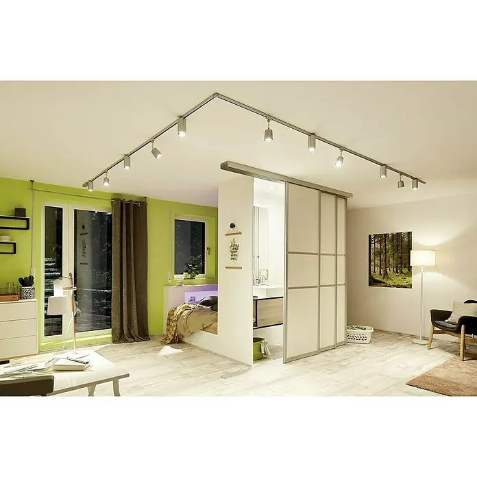 Paulmann URail LED-Spot Cover - 10 W, Chrom, GU10 - Das Bild zeigt ein modernes Interieur mit einem auffälligen Schienensystem mit Strahlern an der Decke.
