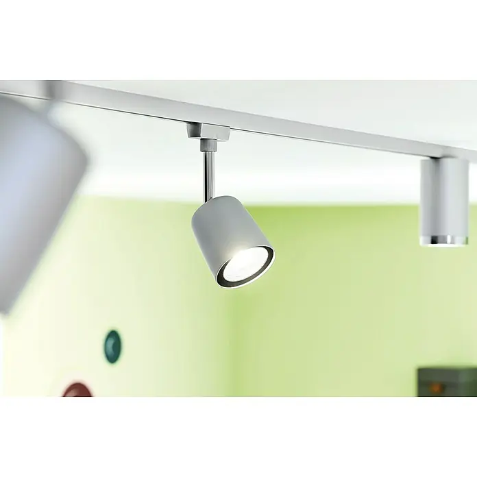 Paulmann URail LED-Spot Cover - 10 W, Chrom, GU10 - Nahaufnahme einer modernen, grauen Schienenleuchte mit LED, die Licht abstrahlt und eine elegante Beleuchtungslösung darstellt.