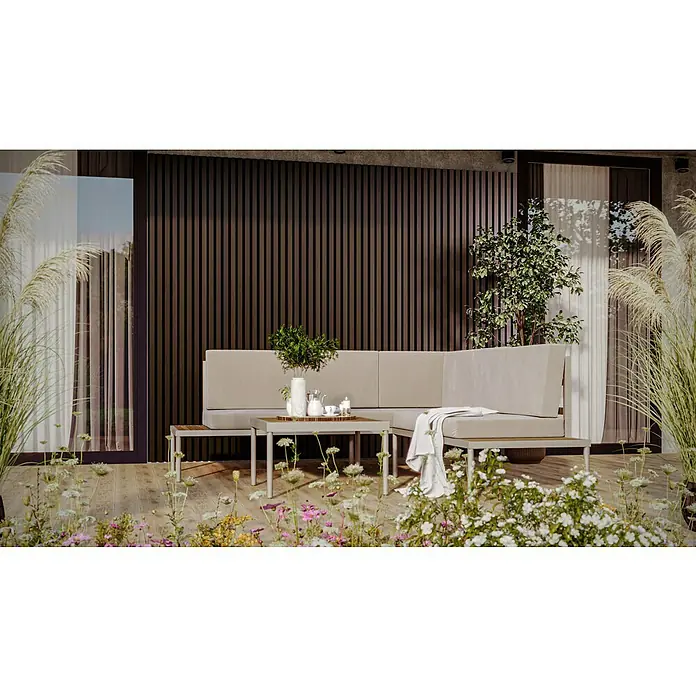 Wandpaneel Outdoor - Dark Brown, WPC, 2.350 x 219 x 26 mm - Stilvolles Gartenset mit beigem Sofa und Tisch, umgeben von üppigen Blumen, ideal für entspannte Stunden im Freien.