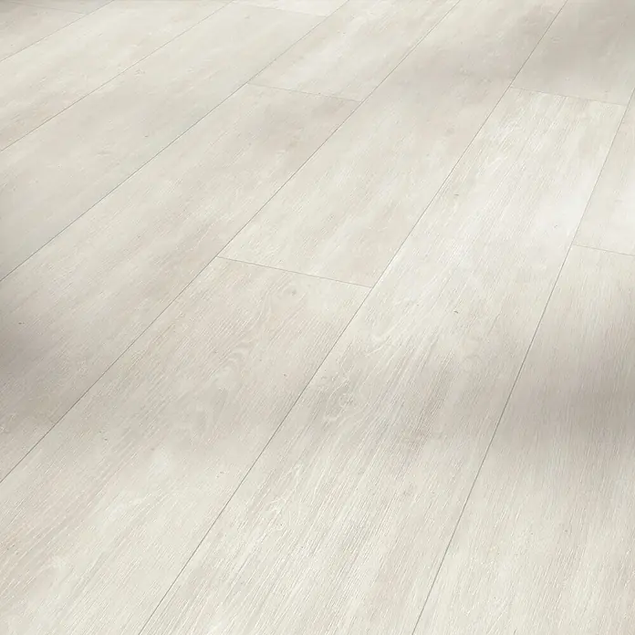 Parador Designboden Modular One - Eiche Nordic weiß, Landhausdiele, 2.200 x 235 x 8 mm - Nahaufnahme eines hellen Holzlaminatbodens, der eine saubere und moderne Ästhetik für jeden Raum bietet. Perfekt für stilvolle Wohnbereiche.