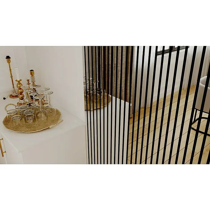 Akustikpaneel Mirror - Spiegeloptik, 2.600 x 600 x 17 mm - Stillleben mit goldenen Kerzenhaltern und verschiedenen Gläsern auf einem gewebten Tablett, das eine elegante und dekorative Atmosphäre ausstrahlt.