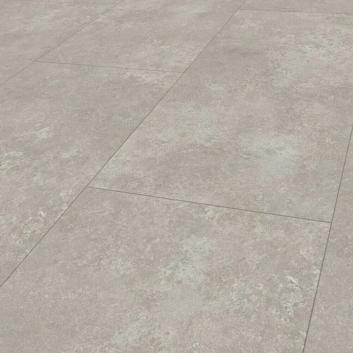 Parador Designboden Modular One - Stein Atlas hellgrau, Landhausdiele, 853 x 400 x 8 mm - Nahaufnahme von hellgrauen Bodenfliesen. Die quadratischen Fliesen haben ein leicht gesprenkeltes Muster und sind mit schmalen Fugen verlegt.