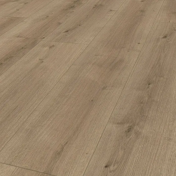 Parador Designbodenmuster Modular ONE Eiche Pure perlgrau - 200 x 194 x 8 mm, Landhausdiele, Eiche Pure perlgrau - Das Bild zeigt einen hellbraunen Holzboden, der in langen Dielen verlegt ist. Die Maserung ist gut sichtbar und verleiht dem Boden eine natürliche Optik.