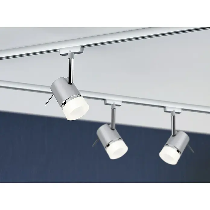 Paulmann URail LED-Spot PipeGU10, Chrom matt - Silberne Strahlerschiene mit drei LED-Spots beleuchtet einen Raum. Modernes Design für eine flexible Beleuchtungslösung im Innenbereich.