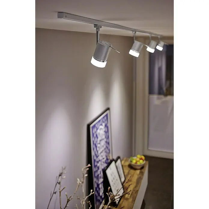 Paulmann URail LED-Spot PipeGU10, Chrom matt - Deckenstrahler mit mehreren Lampen beleuchten Kunstwerke und Obstschale auf einem Sideboard. Modernes Design für stimmungsvolle Akzente.