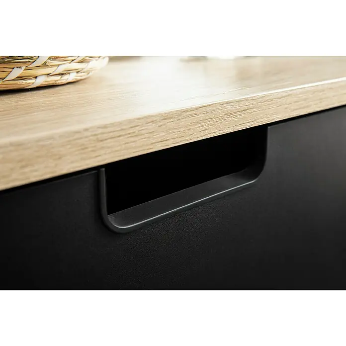 Schildmeyer Emmi Highboard - B x T x H: 60 x 32,6 x 117 cm, Schwarz/Eiche, Matt - Detailaufnahme eines modernen Möbels mit einer hellen Holzplatte und einer schwarzen Schublade mit eingelassenem Griff.