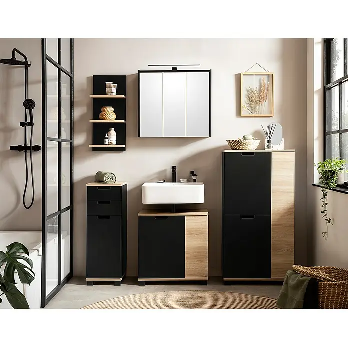 Schildmeyer Emmi Waschtischunterschrank - B x T x H: 60 x 32,6 x 62,4 cm, Schwarz/Eiche, Matt - Ein modernes Badezimmer mit schwarzen und holzfarbenen Möbeln, darunter ein Waschtisch, ein Spiegelschrank und Regale.