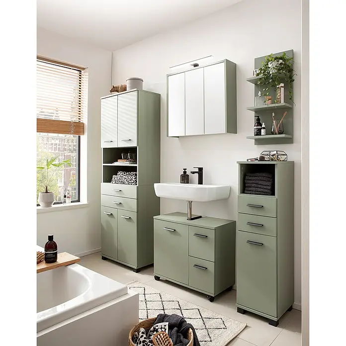 Schildmeyer Palermo Badregal - L x B x H: 17,45 x 30,3 x 70,2 cm, Pistazie - Badezimmer-Interieur mit grünen Badmöbeln, inklusive Waschbeckenunterschrank, Hochschrank und Spiegelschrank.