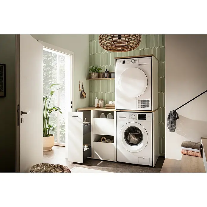 Schildmeyer Solea Apotheker-Hochschrank - Weiß/Eiche, B x H: 32,5 x 95,8 cm - Modernes Waschzimmerdesign mit weißem Wäschetrockner und Waschmaschine gestapelt, neben einem offenen Wäscheschrank und dekorativen Elementen.