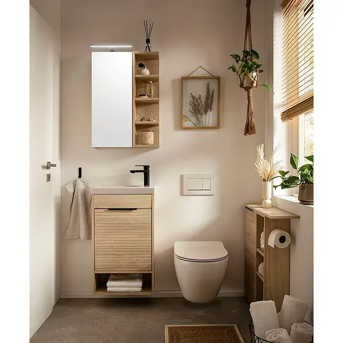 Schildmeyer Mads LED-Spiegelschrank - B x H: 50 x 75 cm, Weißeiche - Modernes Badezimmer-Interieur mit Holzunterschrank, Spiegelschrank und Hängepflanze für eine natürliche Atmosphäre.