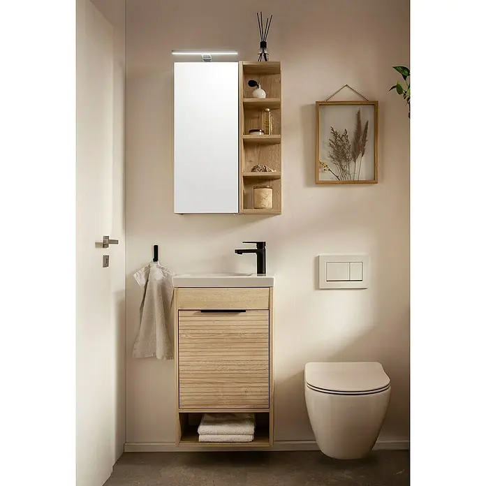 Schildmeyer Mads LED-Spiegelschrank - B x H: 50 x 75 cm, Weißeiche - Ein Badezimmer mit einem modernen Waschtisch mit Holzfront, einem Spiegelschrank und einer hängenden Toilette. Stilvolles Design für moderne Bäder.