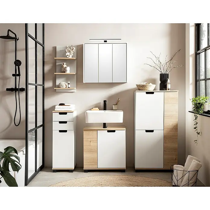 Schildmeyer Emmi Waschtischunterschrank - B x T x H: 60 x 32,6 x 62,4 cm, Weiß/Eiche, Matt - Elegantes Badezimmer-Interieur mit stilvollen weißen Badmöbeln, einem modernen Waschbecken und einer Dusche mit schwarzem Duschkopf.