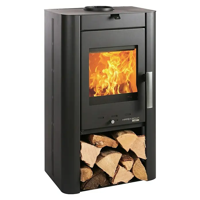Haas+Sohn Kaminofen Prunus II - 6,4 kW, Raumheizvermögen: 60 m³ - 130 m³, Stahl, Schwarz - Nahaufnahme eines Haas+Sohn Kaminofens mit Holzscheiten im unteren Fach und einem lodernden Feuer im Brennraum.