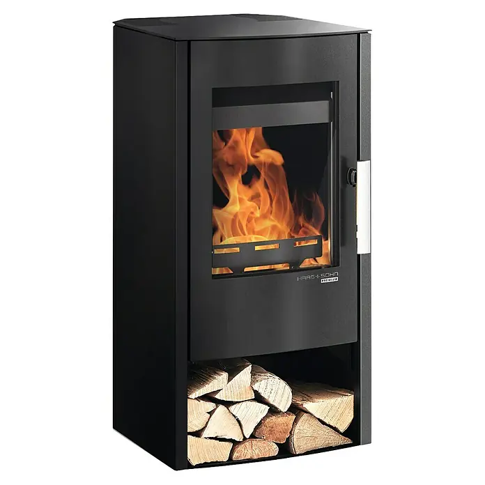 Haas+Sohn Kaminofen Rubus Easy - 6 kW, Raumheizvermögen: 120 m³, Material Verkleidung: Stahl, Schwarz - Ein schwarzer Haas+Sohn Kaminofen mit Holzfach und brennendem Feuer im Inneren. Das Gerät sorgt für Wärme und eine gemütliche Atmosphäre.