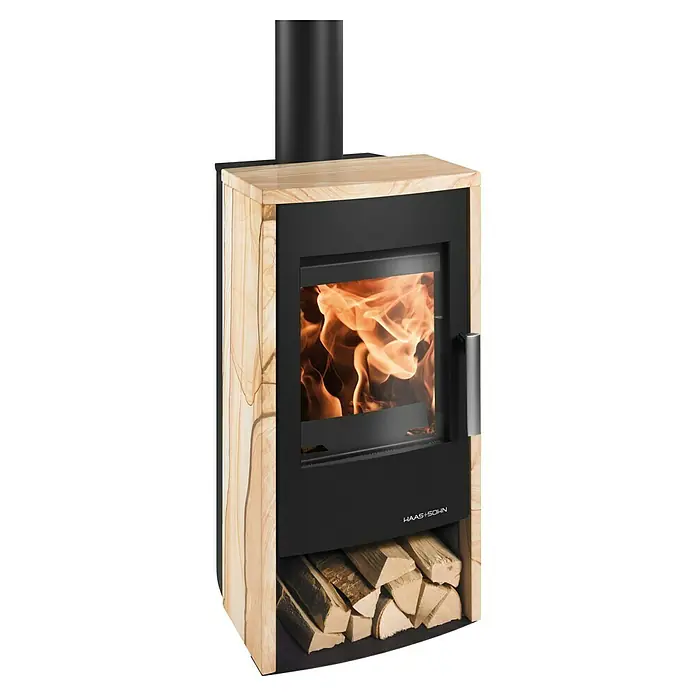 Haas+Sohn Kaminofen Rubus Easy - 6 kW, Raumheizvermögen: 140 m³, Material Verkleidung: Sandstein, Schwarz - Holzofen mit Holzfach und brennendem Feuer. Attraktiver Holzofen für behagliche Wärme.