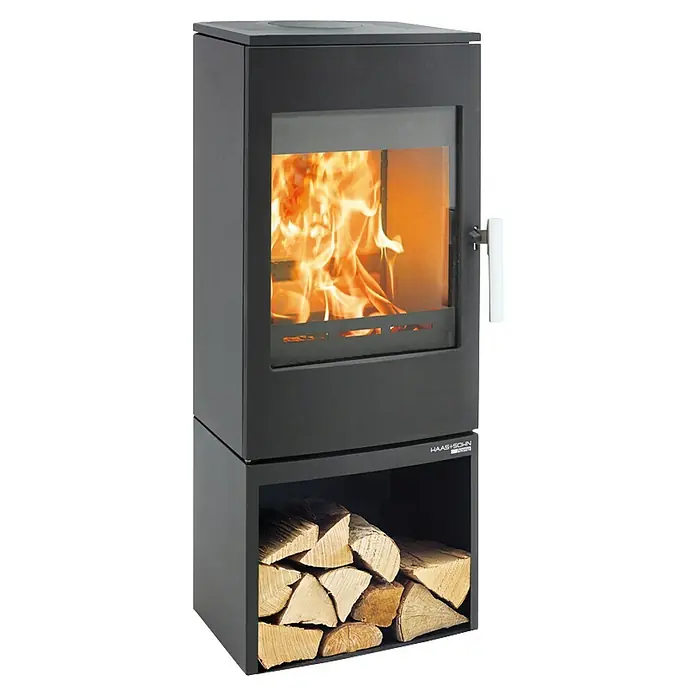 Haas+Sohn Kaminofen Inzell Easy - Heizleistung: 7 kW, Raumheizvermögen: 140 m³, Material Verkleidung: Stahl, Schwarz - Kaminofen mit Holzfach: Elegantes Design, schwarze Ausführung. Er sorgt für angenehme Wärme und bietet Platz für Holzscheite zur direkten Verwendung.