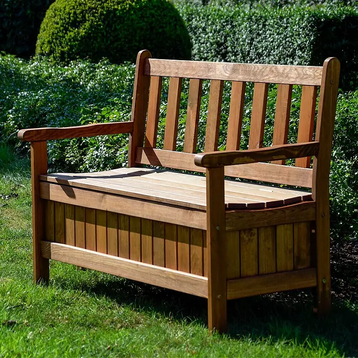 Dobar Gartenbank - B x T x H: 115 x 58 x 89 cm, Kiefer, Braun - Eine hölzerne Gartenbank mit Stauraum vor einem grünen Hintergrund.