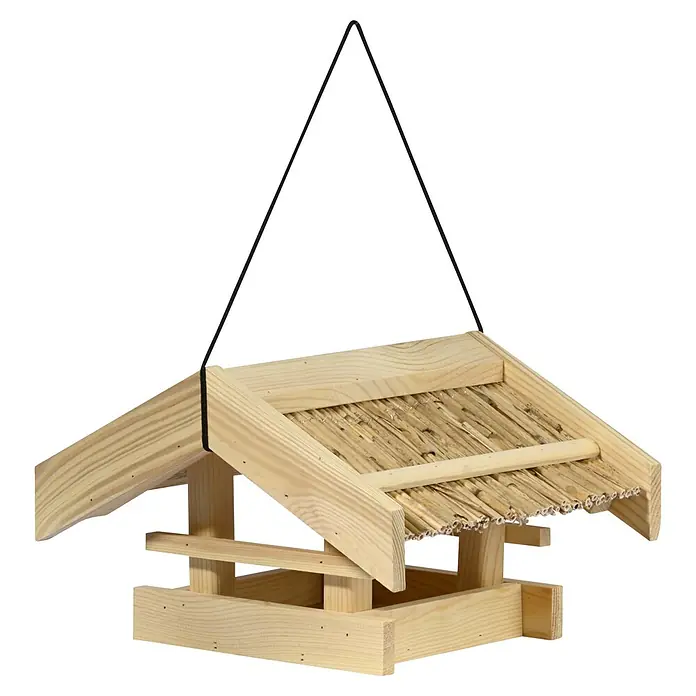 Dobar Vogelhaus Torshavn - Holz, Natur - Nahaufnahme eines hölzernen Vogelhauses mit Strohdach, das an einer dunklen Schnur hängt, ideal zur Fütterung von Wildvögeln im Garten.