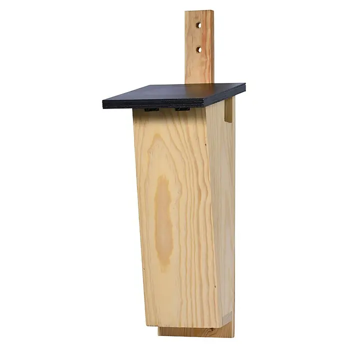 Dobar Nistkasten - Holz, Natur/ Dunkelbraun - Nahaufnahme eines Holz-Fledermauskastens mit schwarzem Dach und Holzstützpfosten.