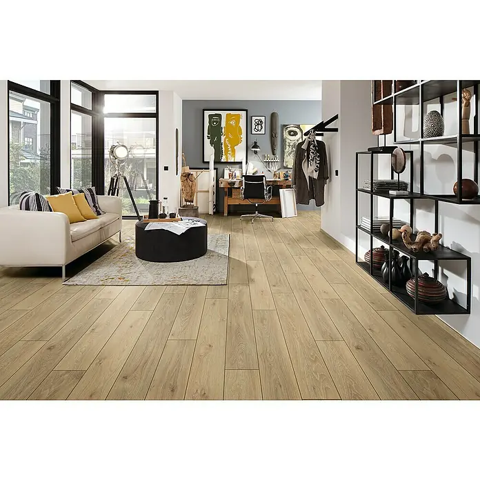 LOGOCLIC Vinto Laminat - Negroni, Landhausdiele, 1.288 x 195 x 9 mm - Helles Wohnzimmer mit elegantem Laminatboden in Holzoptik. Der Boden verleiht dem Raum Wärme und eine natürliche Ästhetik.