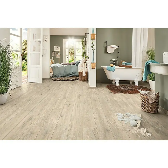 LOGOCLIC Aquaprotect Smart Silent Laminat - Christal Oak, Landhausdiele, 1.288 x 195 x 7 mm - Helles Laminat mit Holzoptik in einem Badezimmer mit freistehender Badewanne, das ein Gefühl von Wärme und natürlicher Eleganz vermittelt.