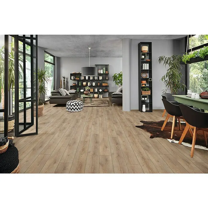 LOGOCLIC Family Laminatmuster Bilbao - 300 x 195 x 7 mm, Landhausdiele - Wohnzimmer mit hellem Laminatboden, grauen Wänden und modernen Möbeln. Der Bodenbelag verleiht dem Raum Wärme und Eleganz.