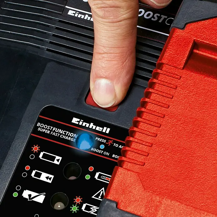 Einhell PXC 18V Cargador de baterías Power-X-Boostcharger 6 A - Específico para: Baterías Einhell Power X-Change - Primer plano de un cargador de batería Einhell con una mano activando la función de refuerzo.