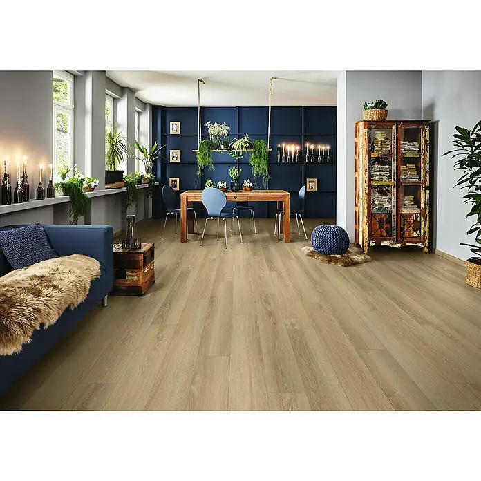 LOGOCLIC Vinto Laminatmuster Memphis - 300 x 195 x 8 mm, Landhausdiele - Das Bild zeigt einen hellen Raum mit einem modernen Vinylboden in Holzoptik, der eine warme und einladende Atmosphäre schafft.