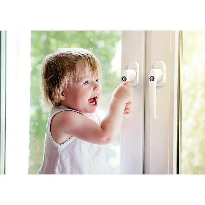 Basi Fenstergriff FG 503 - Weiß, Distanznorm: 43 mm - Kind versucht, Fenster zu öffnen, das mit einem Fensterschloss gesichert ist.