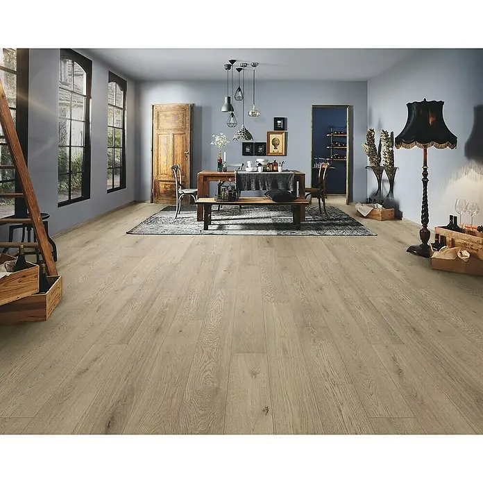 LOGOCLIC Vinto Laminat Classic - Eiche Flinton, Landhausdiele, 1.288 x 195 x 8 mm - Helles Laminat mit einer natürlichen Holzstruktur erstreckt sich über einen Essbereich. Der Boden verleiht dem Raum Wärme und Eleganz.