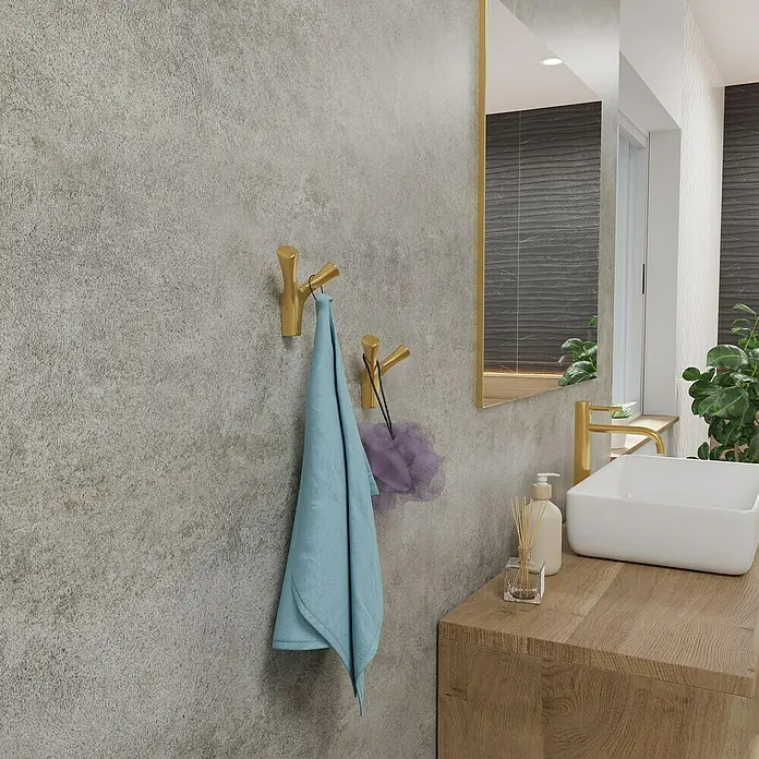 Walteco Garderobenhaken AMIOSO II - L x B x H: 76 x 48 x 92 mm, Anzahl Haken: 2 Stk., Gold - Ein modernes Badezimmer mit goldenen Handtuchhaken und einer blauen Handtuch. Ein Waschbecken auf einer Holzkommode.