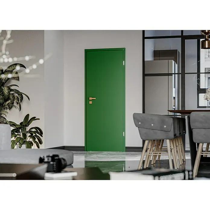 GetaDoor Getalit Türzarge FM8237 - 735 x 1.985 mm, Wandstärke: 125 mm, DIN Anschlag: Rechts, Edeltanne - Grüne Tür mit goldenen Beschlägen in einem modernen Interieur, akzentuiert das minimalistische Design des Raumes.