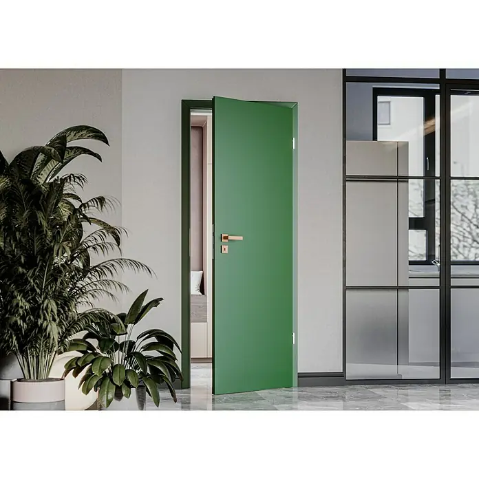 GetaDoor Getalit Türzarge FM8237 - 735 x 1.985 mm, Wandstärke: 125 mm, DIN Anschlag: Rechts, Edeltanne - Grüne Innentür mit goldenen Beschlägen in modernem Raum mit Pflanzen und Glaswand. Die Tür steht offen und gibt Einblick in ein Schlafzimmer.