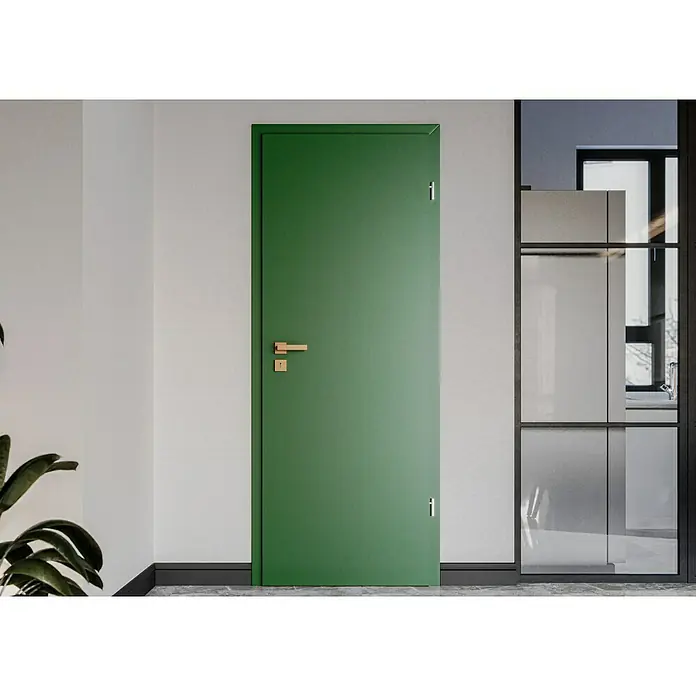GetaDoor Getalit Türzarge FM8237 - 735 x 1.985 mm, Wandstärke: 125 mm, DIN Anschlag: Rechts, Edeltanne - Elegante grüne Tür mit goldenen Beschlägen in modernem Interieur, die Stil und Funktionalität vereint.