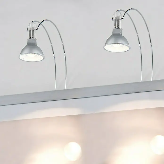 Paulmann Galeria LED-Spiegelleuchte II - 4 W, L x B x H: 18 x 2,5 x 30 cm, Chrom, Warmweiß - Nahaufnahme von zwei silbernen Strahlerlampen, die an einer Halterung befestigt sind und nach unten leuchten.