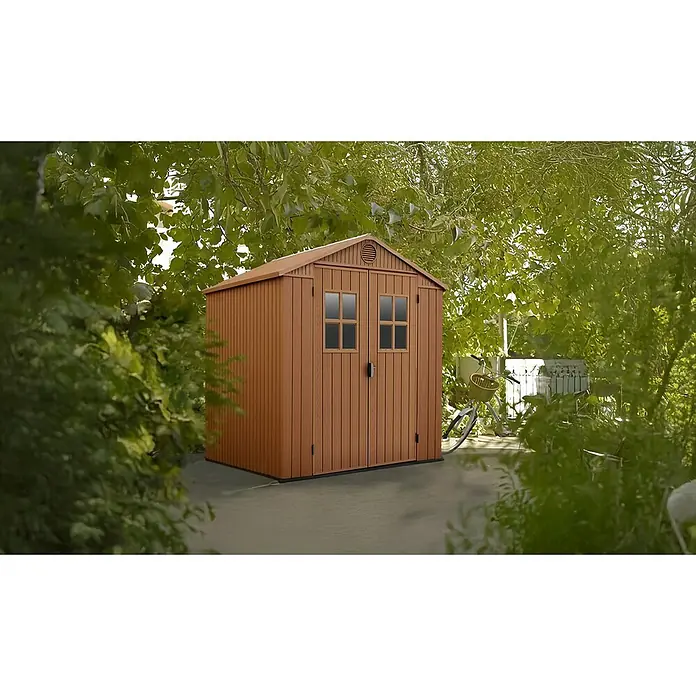 Keter Caseta de jardín Darwin 6X6 II - Medidas ext. (An x Pr): 190 x 183 cm, Plástico, Marrón, 3,3 m² - Amplio cobertizo de jardín de madera con puertas dobles y ventanas, rodeado de exuberante vegetación. Ideal para guardar herramientas.