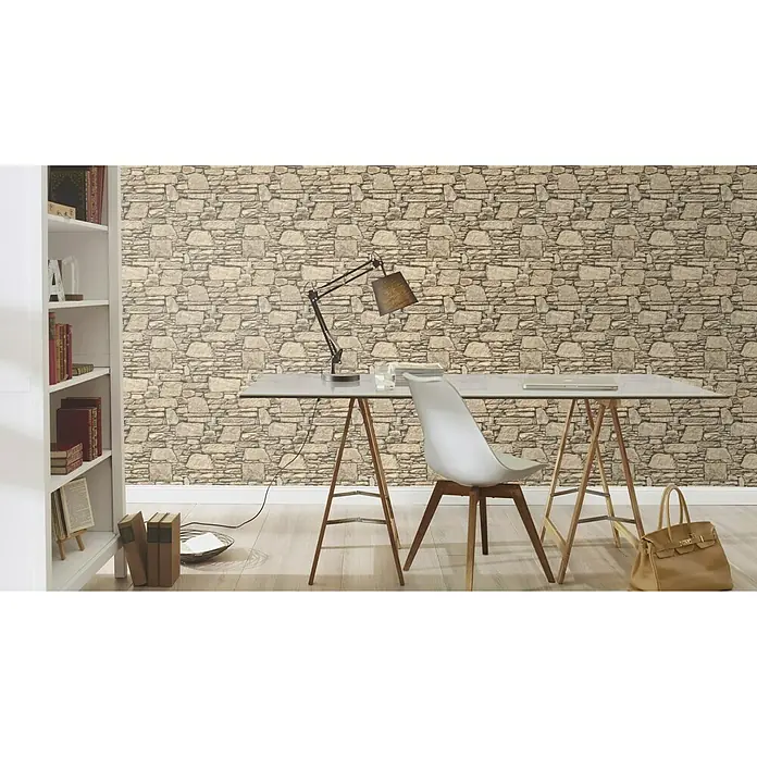 Rasch Vliestapete Stein - Beige, Steinoptik, 10,05 x 0,53 m - Ein stilvolles Arbeitszimmer mit einem auffälligen Schreibtisch, einer eleganten Schreibtischlampe und einem weißen Stuhl, ideal für moderne Büroumgebungen.