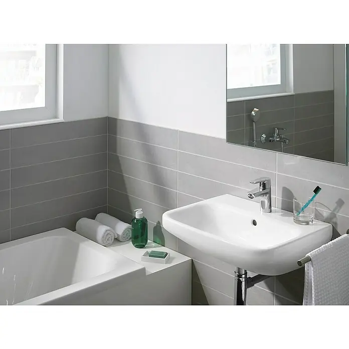 Hansa Polo Waschtischarmatur - Mit Zugstange, Chrom, Glänzend - Badezimmer mit Waschbecken, Armatur, Handtüchern und Seife. Das helle, moderne Design sorgt für eine entspannte Atmosphäre im Bad.