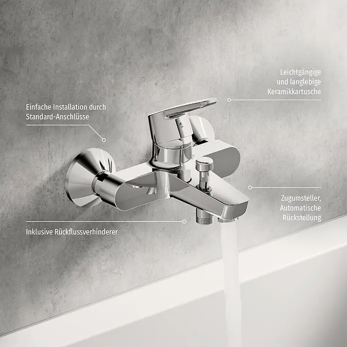 Hansa Polo Badewannenarmatur - Ausladung Armatur: 157 mm, Chrom, Glänzend - Nahaufnahme einer verchromten Badewannenarmatur mit Wasserhahn, die Wasser in eine weiße Badewanne abgibt.